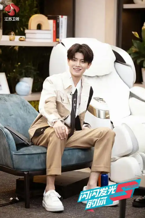 那就再发一遍吧,腿毛合集每个人的身上都有毛毛@任嘉伦allen#任嘉伦