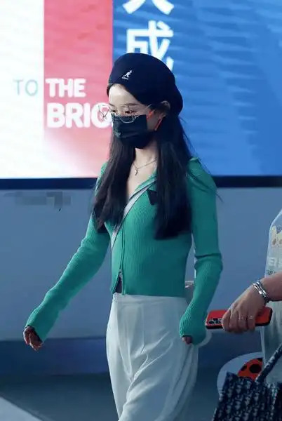赵丽颖机场穿搭太好看,绿衣白裤配贝雷帽,时尚气质不输女团_造型_紧身
