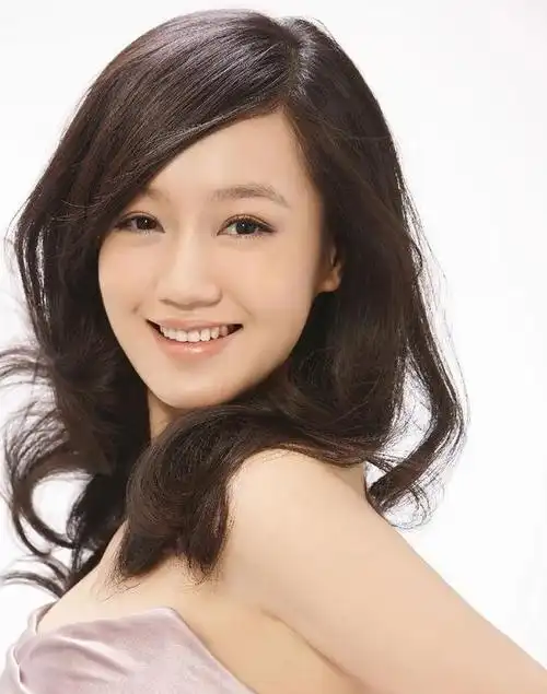 薛佳凝,不瞒大家说小编看《粉红女郎》的时候就已经被她的迷人笑眼