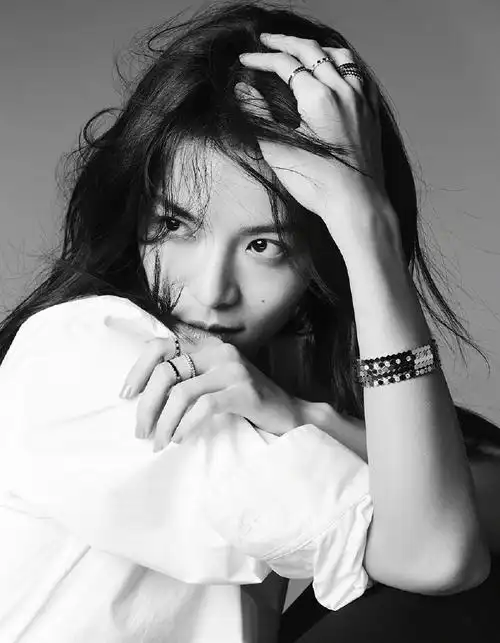 钟楚曦撩人黑白写真图片[5/6]_明星_美桌网