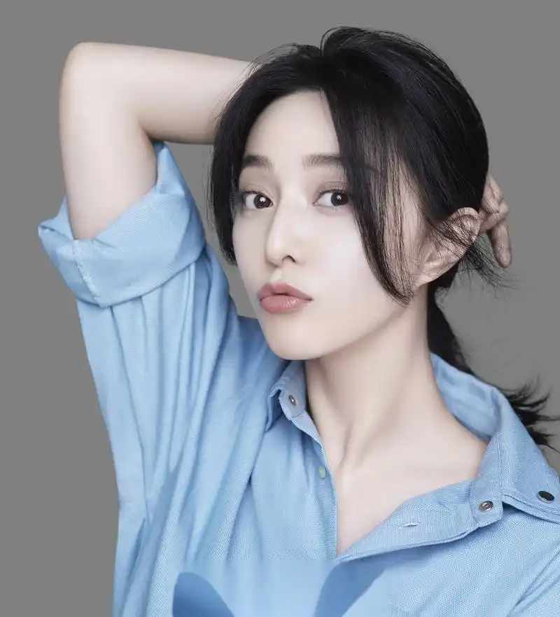 范冰冰为个人品牌fanbeauty官方微博拍摄的两款最新海报于今日正式释