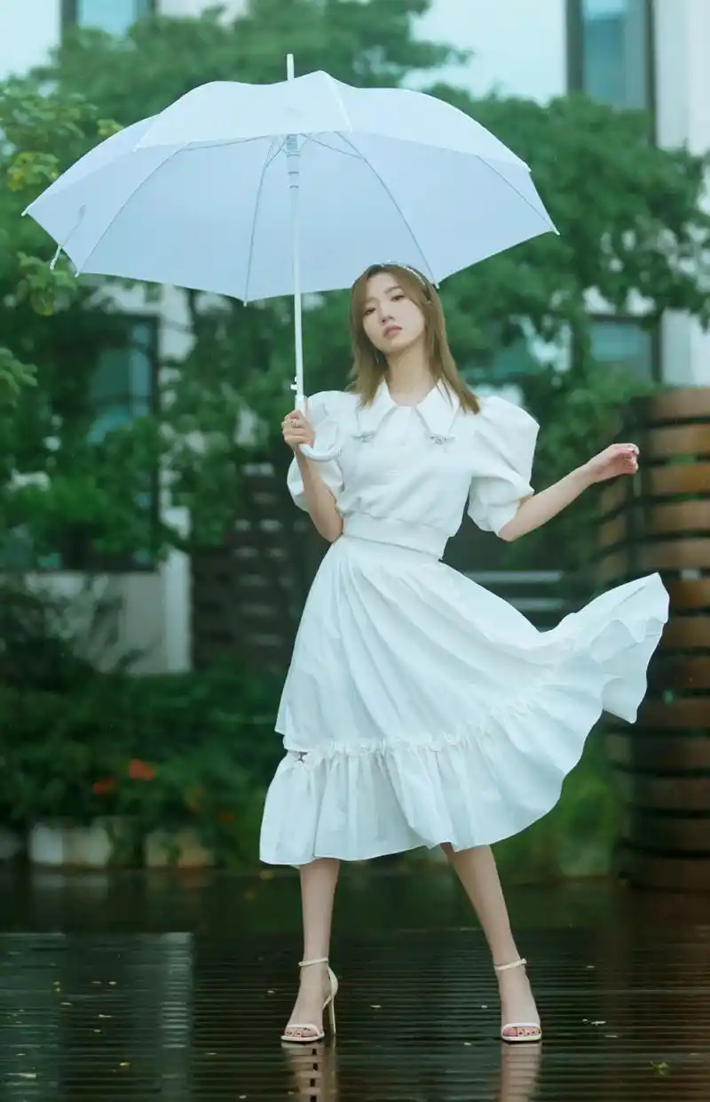 孟美岐的一字带高跟凉鞋,宛如水晶般闪耀,展现出无尽的优雅与美丽.