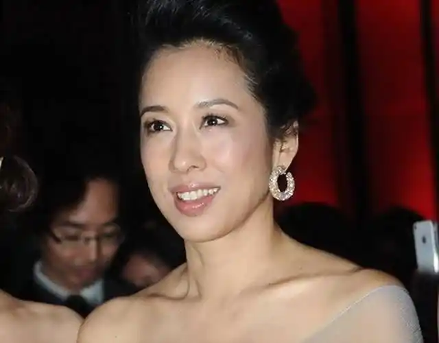 郭晶晶婆婆朱玲玲独自购物 挽两袋战利品获职员护驾