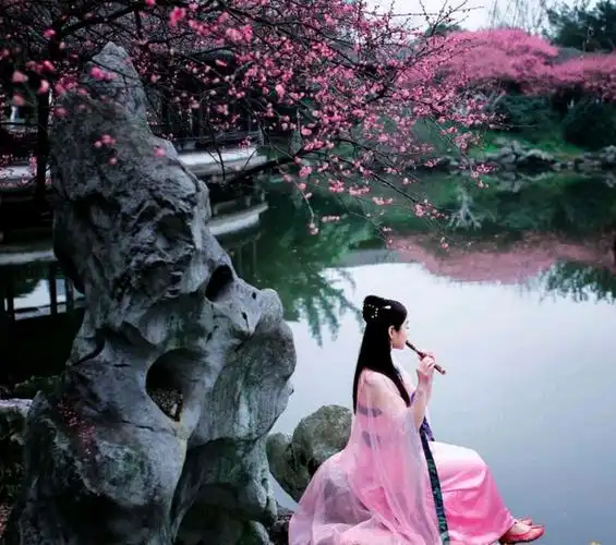 江南三月多姿彩,江南烟雨如梦幻, 江南莺啼绿柳岸,江南桃花红烂漫