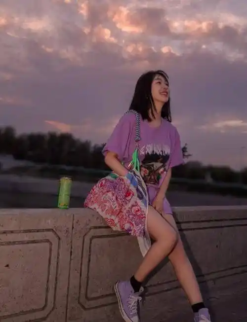 李菲儿也有比较运动风的服装造型,虽说是运动风款式,不过李菲儿很注重