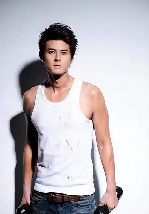 帅得一塌糊涂,郭品超要颜值有颜值,要演技有演技,关键一米八八的身高