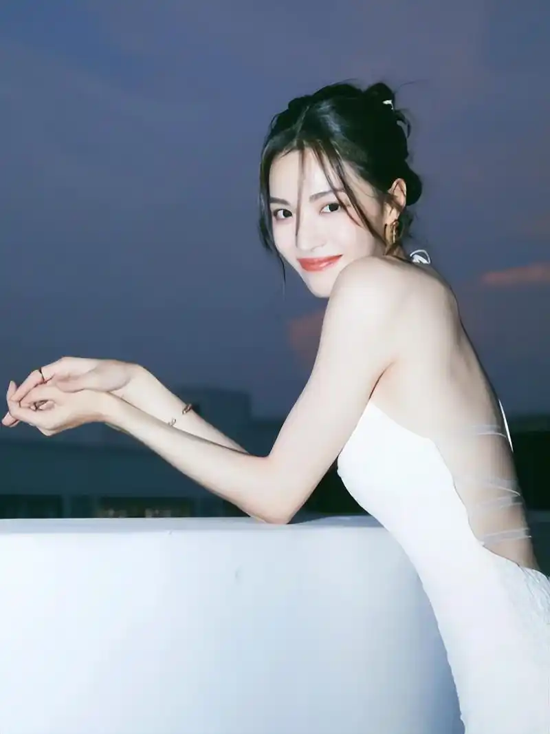 美女钟楚曦:不止明艳,年纪轻轻就成大佬钟爱,原因让人难以置信