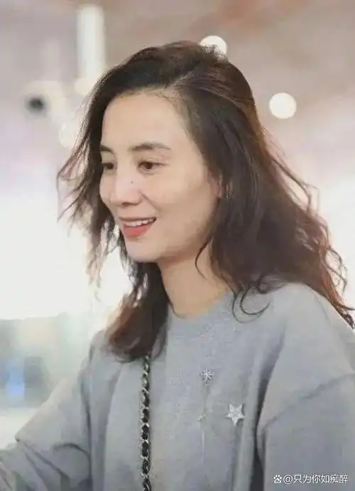 宋佳素颜走机场太自信,脸上皱纹雀斑都有,但真实清秀难掩高级感