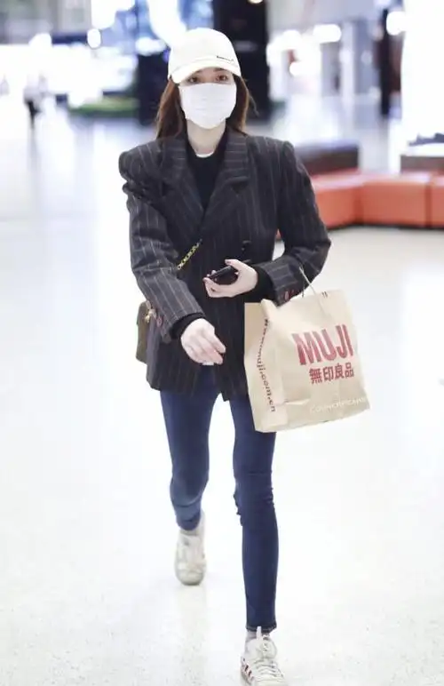 赵嘉敏的"小脏鞋"很普通,但这"铅笔腿",却是女生的理想腿型