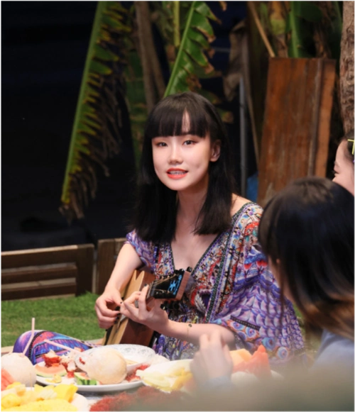 黄龄和男友车内拥吻,对方身份被曝光,网友:可惜不是许嵩_胡洋