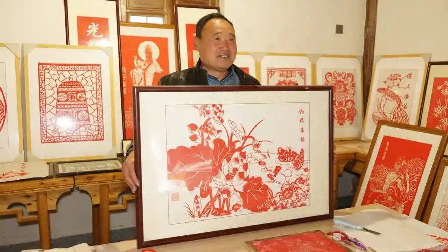 梁加付,河南省鹿邑县观堂镇人,爷爷是民间纸扎艺人.