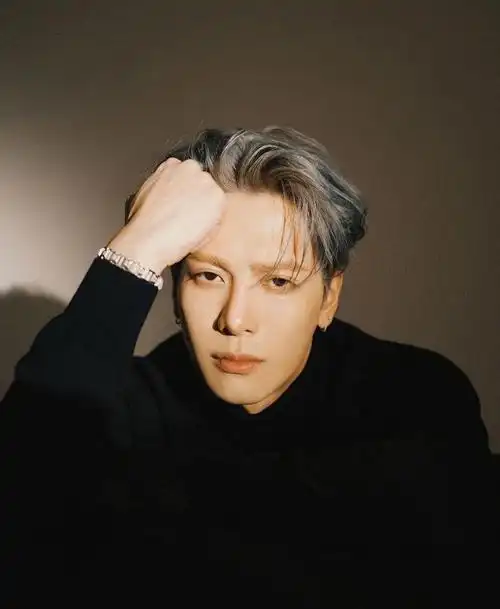 又是被王嘉尔帅哭的一天