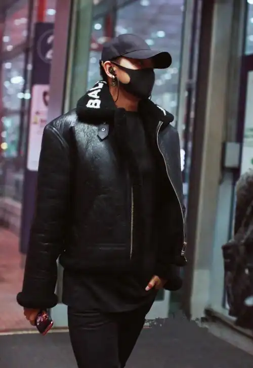 黄子韬全黑造型帅气现身机场 撩发露出耳钉尽显妖孽气质