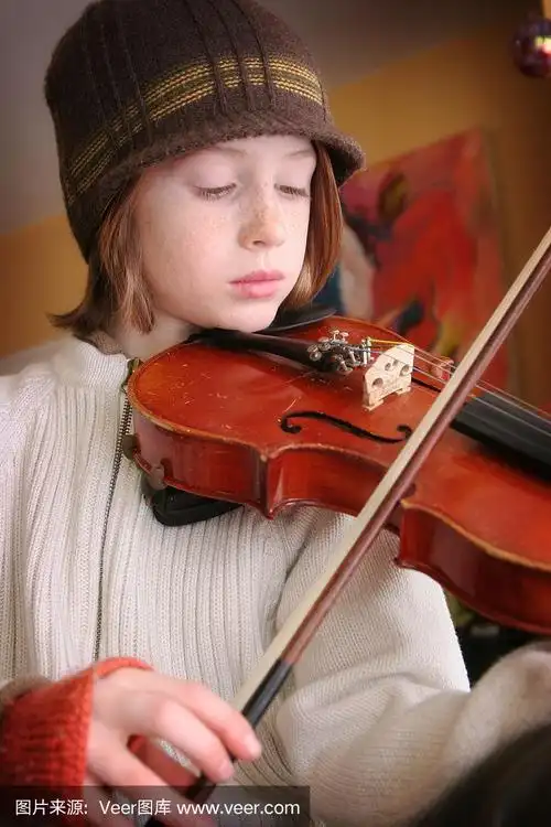 可爱的小男孩在拉小提琴