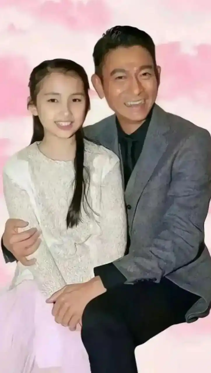 近日,有媒体晒出了一张刘德华女儿刘向蕙的照片,相比小时候的样子