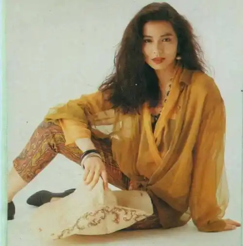 当时的两人郎才女貌,成功的塑造了一对荧幕情侣,之后钟楚红又出演了多