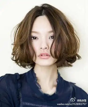 短卷发~圆脸妹纸可以试试~(想看美美的发型,请关注@热发型)