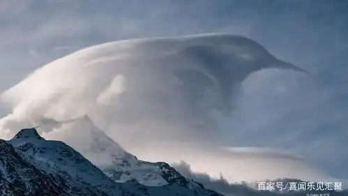云朵穿过天空,形成了像鸟的云朵