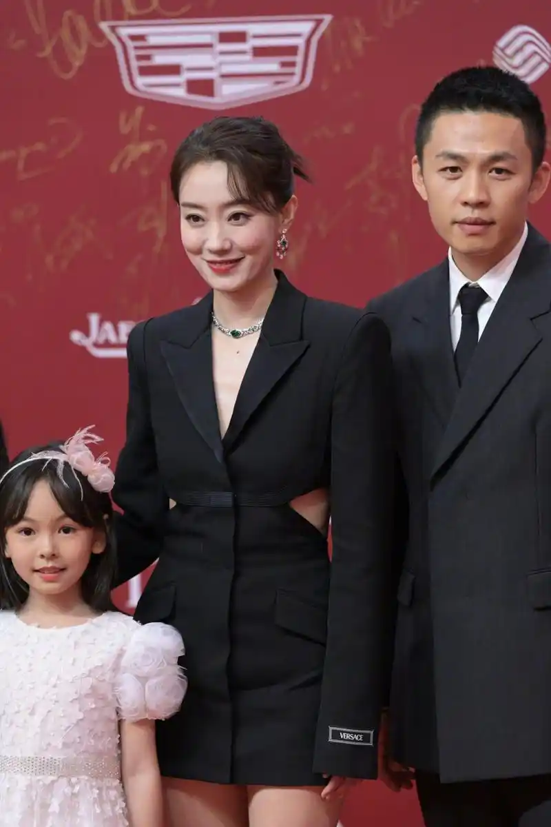 电影《拯救嫌疑人》剧组张小斐,惠英红,李鸿其等亮相上海电影节,红姐