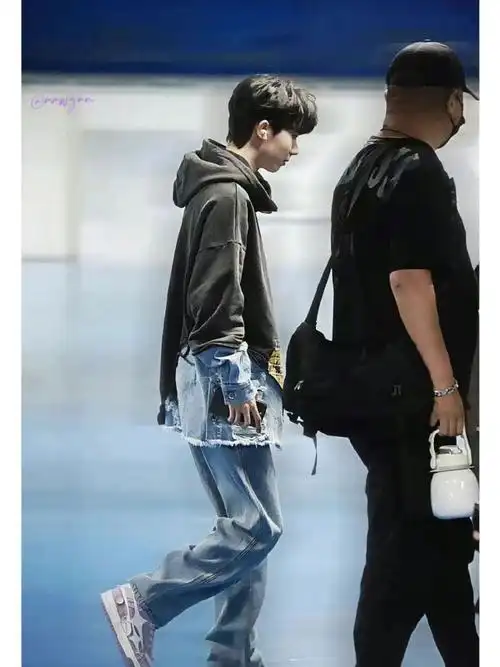 马嘉祺穿了粉丝设计的应援色鞋