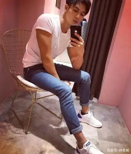 组图:身高178,体重150的帅气小哥哥,坐着拍照都这么棒,太酷!