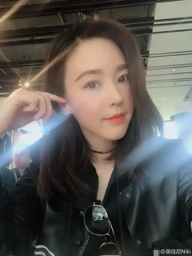 马景涛前妻吴佳尼晒美照,貌美肤白颜值高