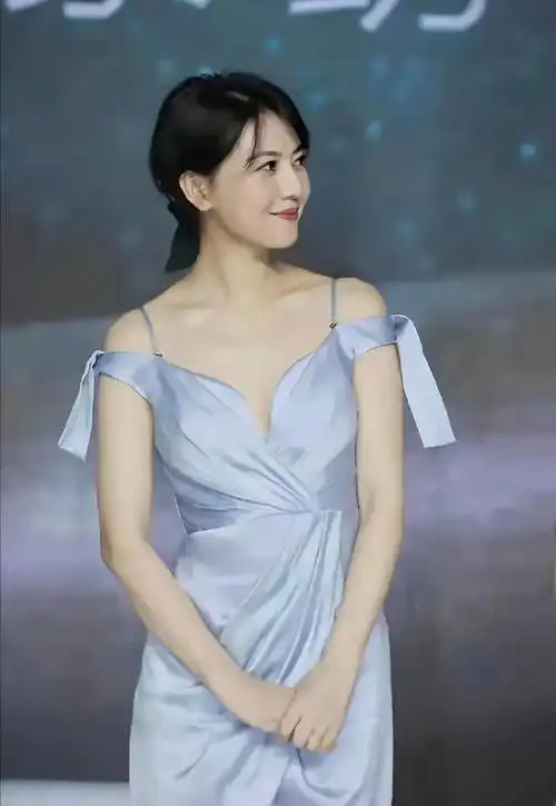 高圆圆难得走性感路线穿深v吊带裙锁骨明显好气质无敌了