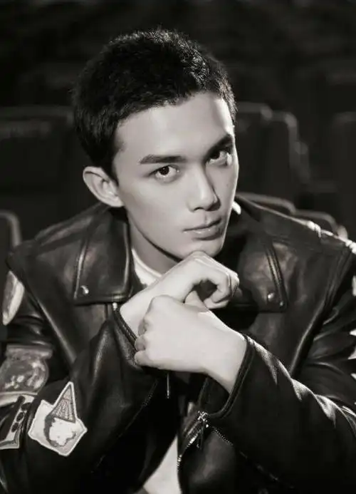 吴京在2021年执导了电影《我和我的父辈》,并邀请了吴磊参演其中的