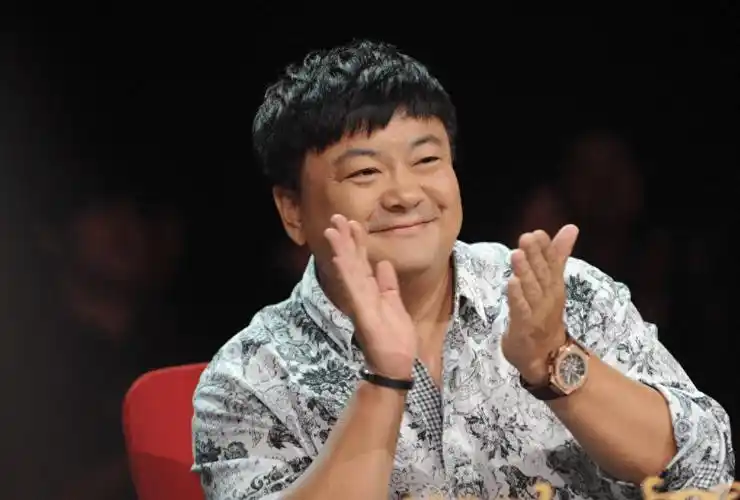 初代军艺校草洪剑涛,27岁因病发胖,与初恋恩爱多年,儿子成骄傲_女子