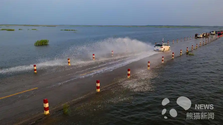 江西九江:鄱阳湖水位上涨 再现"最美水上公路"
