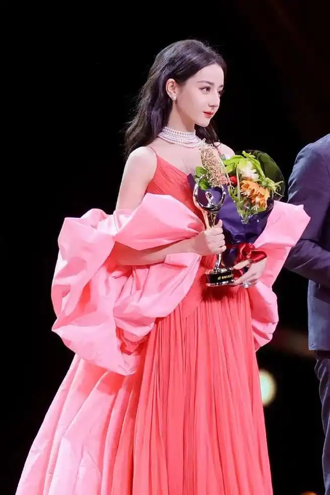 美到窒息!迪丽热巴微博之夜糖果色礼服大胆展现个性魅力