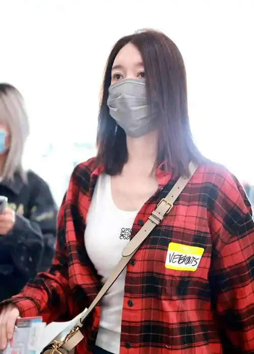 46岁李小冉现身机场,身穿白色连衣裙搭配红色衬衫,经典又减龄!