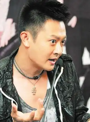 印小天否认"打了" 边潇潇(组图)