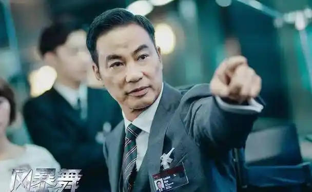 《风暴舞》开播,剧情代入感差,娜扎妆容太艳,和陈伟霆cp感弱_李俊杰