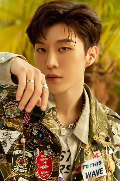 范丞丞黑白写真玩转眼神杀 穿黑色皮衣钻石配饰吸睛