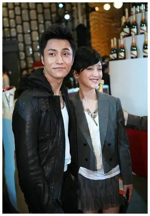 周迅陈坤关系揭秘:友情还是恋情?网友热议!_合作中