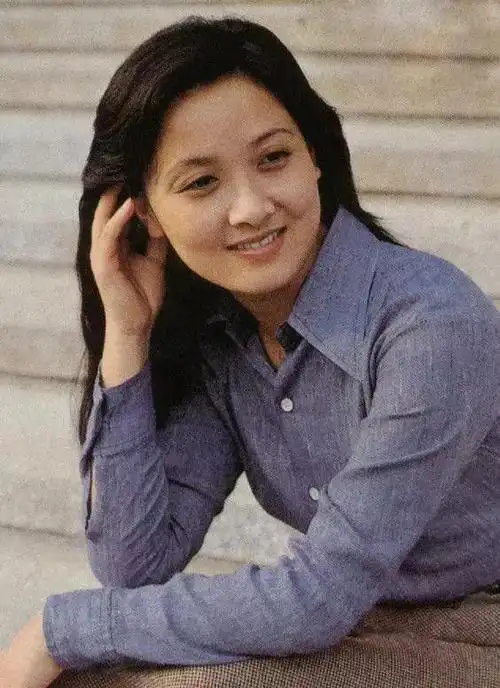 为照顾继子一生未孕61岁跟丈夫补办婚礼邓婕爱情观感人肺腑