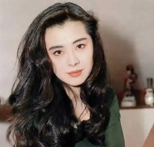 王祖贤近照曝光,双眼变形,拉皮痕迹明显,女神容颜不再_腾讯新闻