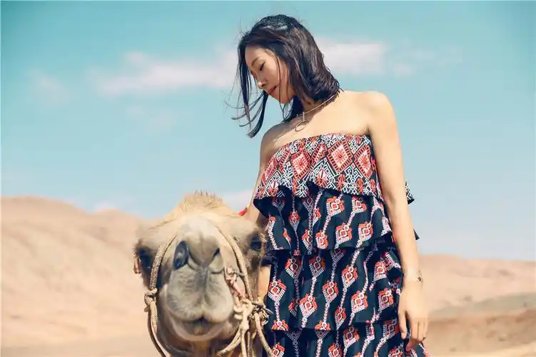 江一燕情迷沙漠融于自然宛若异域少女