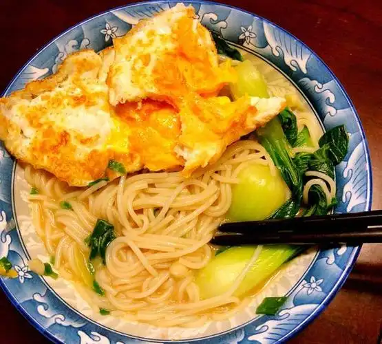 28日易烊千玺迎来了自己17岁的生日,并微博中晒出自己吃长寿面的照片