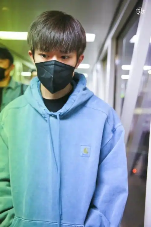 易烊千玺机场图