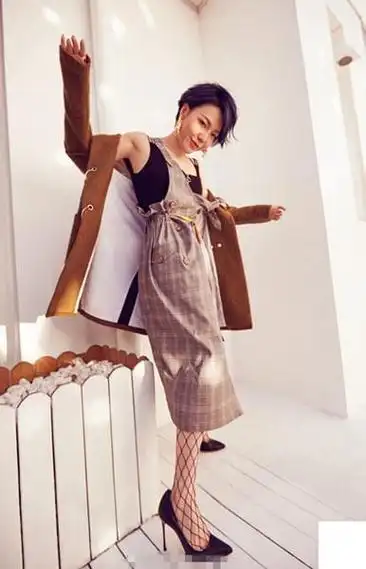 这样穿的吴莫愁身高直逼一米八有木有,凹起造型的她俏皮可人,好看的不