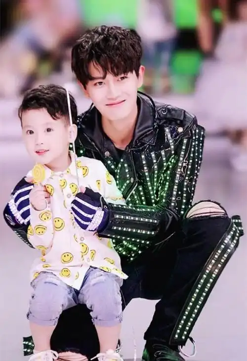 原创本以为他们是小鲜肉却没想到孩子都这么大了父子同框真养眼