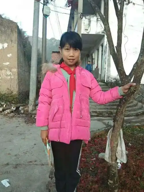 刘钰芬,女,11岁,溪下乡陈山头村,爸爸刘友良是残疾人,单亲家庭,又是
