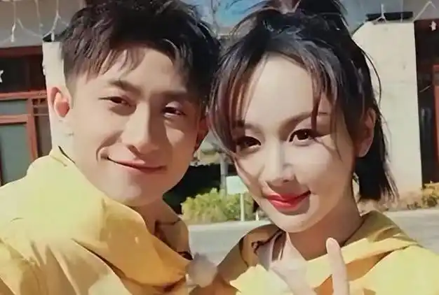 目前网友仅能猜到"童年好友"有可能是杨紫和张一山,但和杨紫是综艺