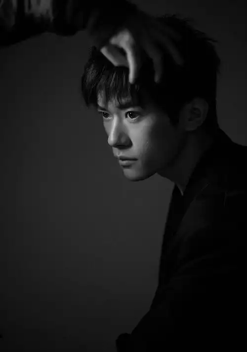 易烊千玺最新写真图黑色西装雪景氛围感眼睛看起来有点疲惫