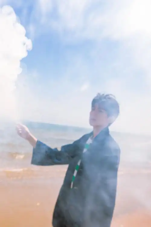 [tfboys][新闻]200831 王源更博晒海边照,感谢每个夏天都有你