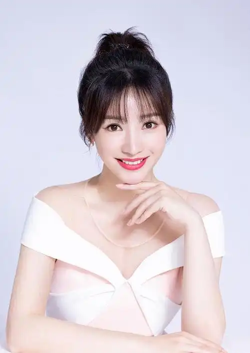 柳岩新年写真大片精致优雅高盘发搭粉裙笑容明媚