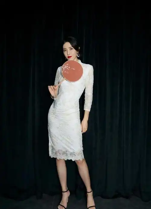 曾黎白色旗袍写真气质绝美!性感曼妙魔鬼身材太惊艳了