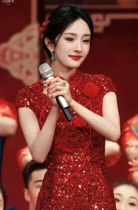 杨幂春晚红色亮片旗袍高清美照曝光,玲珑婀娜完美亮相!